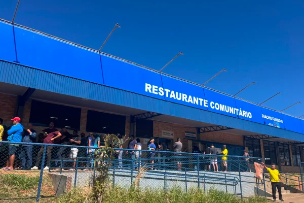 Sistema de cadastro provoca filas em restaurante comunitário no DF