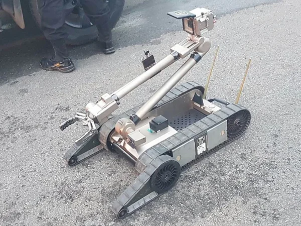 Carro é totalmente consumido pelo fogo perto da Torre de TV