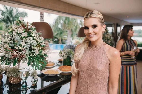 Madrinhas surpreendem Isadora Campos com chá de lingerie