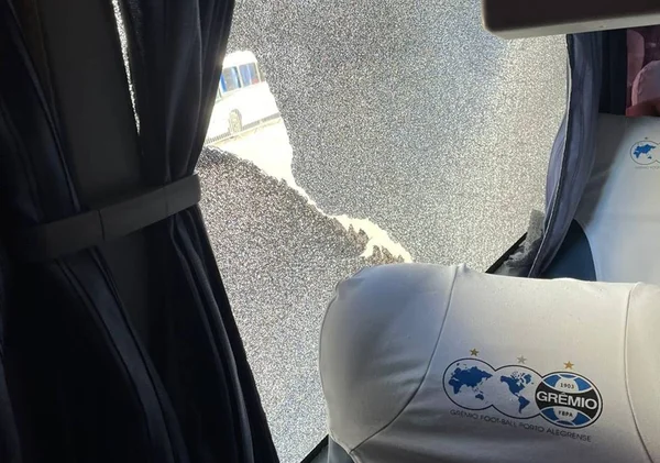 Pedra destrói vidro do ônibus do Grêmio