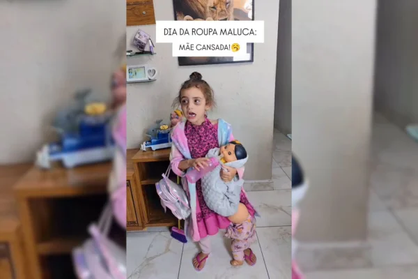 Deyse Ávila conquistou as redes sociais ao fantasiar a filha Emillye, de 3 anos, de “mãe cansada” no Dia da Roupa Maluca - Metrópoles