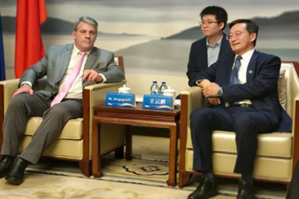 Marcelo Bregagnoli, secretário da Setec, em reunião na China