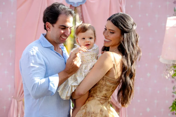Maria Victória Salomão e Eugenio Filho celebram aniversário de Leona