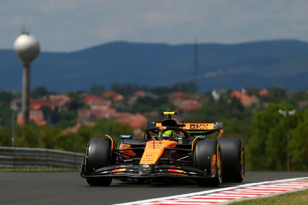 Foto colorida de Lando Norris, durante primeiro treino livre do GP da Hungria de F1 - Metrópoles