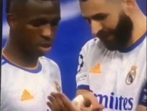 Vídeo: Benzema mostra a Vini Jr o “caminho das pedras”