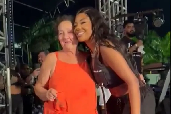 Imagem de Ludmilla posando para fotos com uma fã idosa - Metrópoles