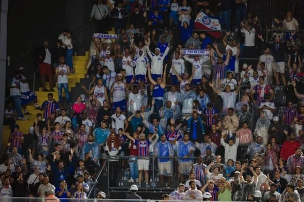 Foto colorida de torcedores do Bahia na Vila Belmiro durante duelo contra o Santos - Metrópoles