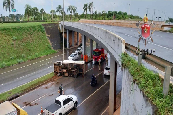 Caminhão tomba sob viaduto na BR-020