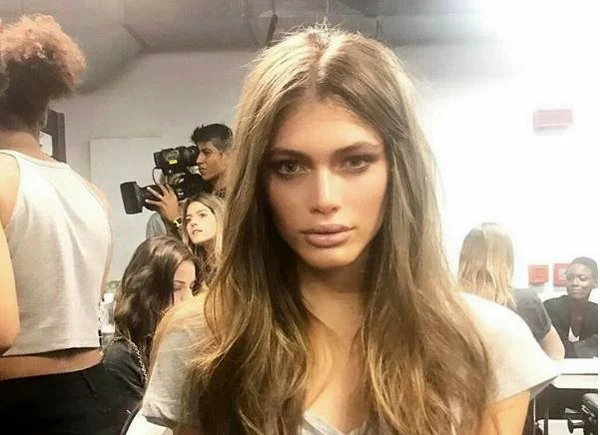 Modelo brasileira é a primeira transgênero a ser capa da Vogue Paris
