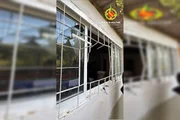 Janela da casa teria sido arrombada pelo suspeito