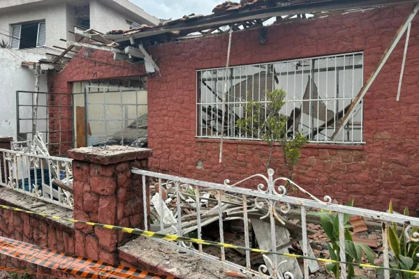 Explosão de imóvel que armazenava fogos de artifício na noite dessa quinta-feira (13/11), no Tatuapé, zona leste de São Paulo - Metrópoles