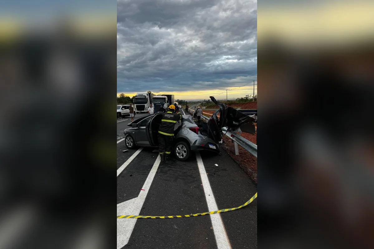 O carro, um Hyundai HB20, transportava quatro pessoas: dois homens e duas mulheres. Uma das passageiras morreu ainda no local O carro, um Hyundai HB20, transportava quatro pessoas: dois homens e duas mulheres. Uma das passageiras morreu ainda no local