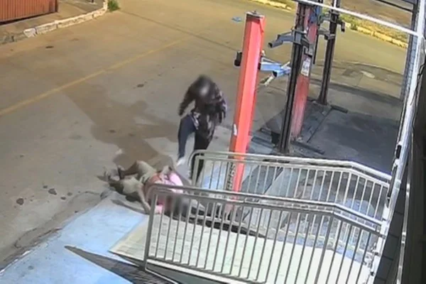 Adolescente foge após agredir homem desacordado com “pisões” na cabeça