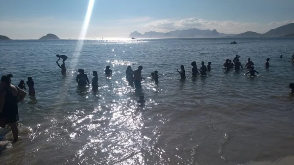 População lota praias de Niterói em domingo de calor intenso