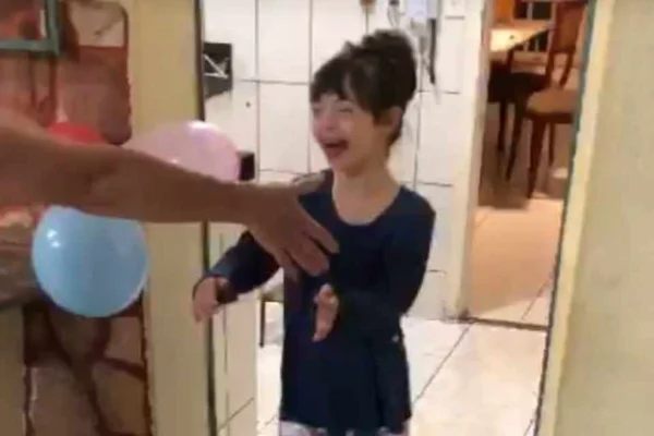 menina com Down reencontra família após coronavirus