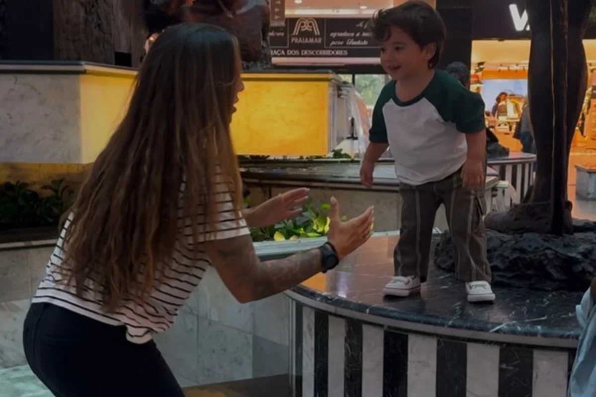 Petra Mattar e o filho, Makai, brincam Petra Mattar e o filho, Makai, brincam