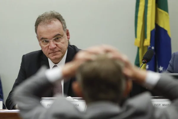 Sem estados e municípios, relator lê voto complementar da Previdência