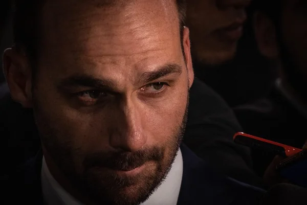 Eduardo Bolsonaro quer punir Kim Kataguiri, mas defende Adrilles