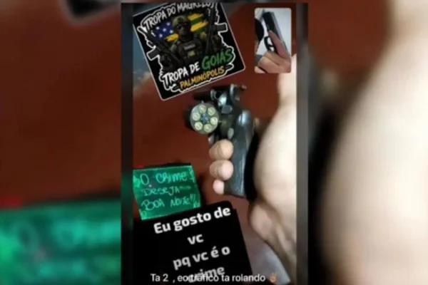 homem mostrando arma