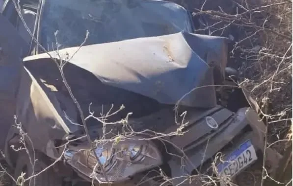 imagem colorida de veículo com a frente destruída - Metrópoles
