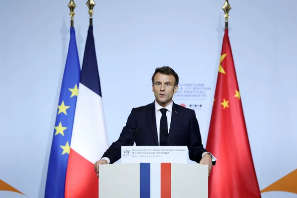 imagem colorida macron discursando - metrópoles