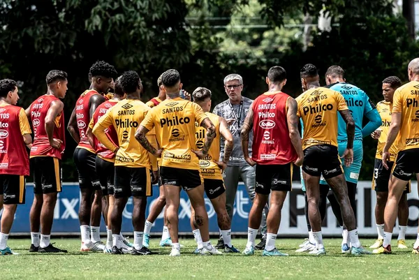 Após polêmica, Santos rebate corte de refeições para funcionários