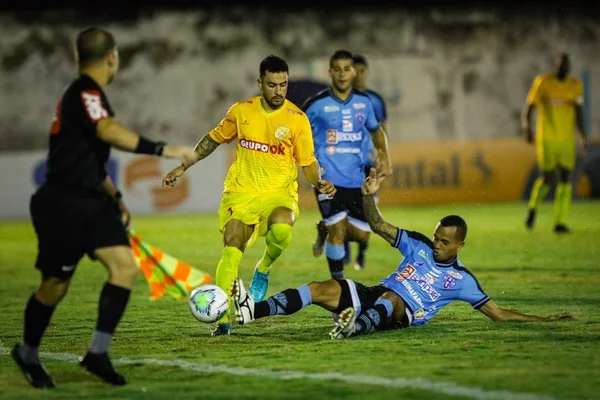 Após vibração de árbitro em áudio, Brasiliense quer anular jogo