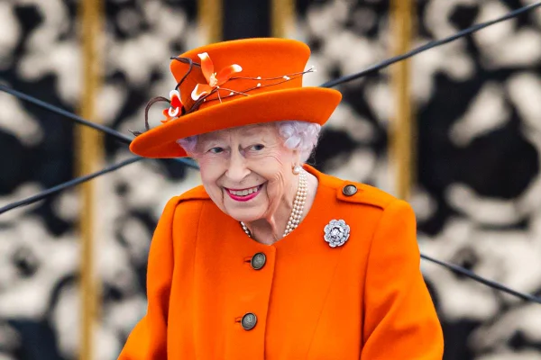 Mulher vestida com roupas alaranjadas