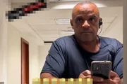 Ele faleceu após cair do segundo andar de um dos prédios utilizados pela equipe na Universidade Federal do Rio de Janeiro (UFRJ). Ele faleceu após cair do segundo andar de um dos prédios utilizados pela equipe na Universidade Federal do Rio de Janeiro (UFRJ).