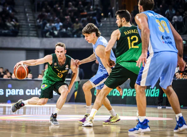 Seleção Brasileira de basquete masculino jogando contra o Uruguai - Metrópoles