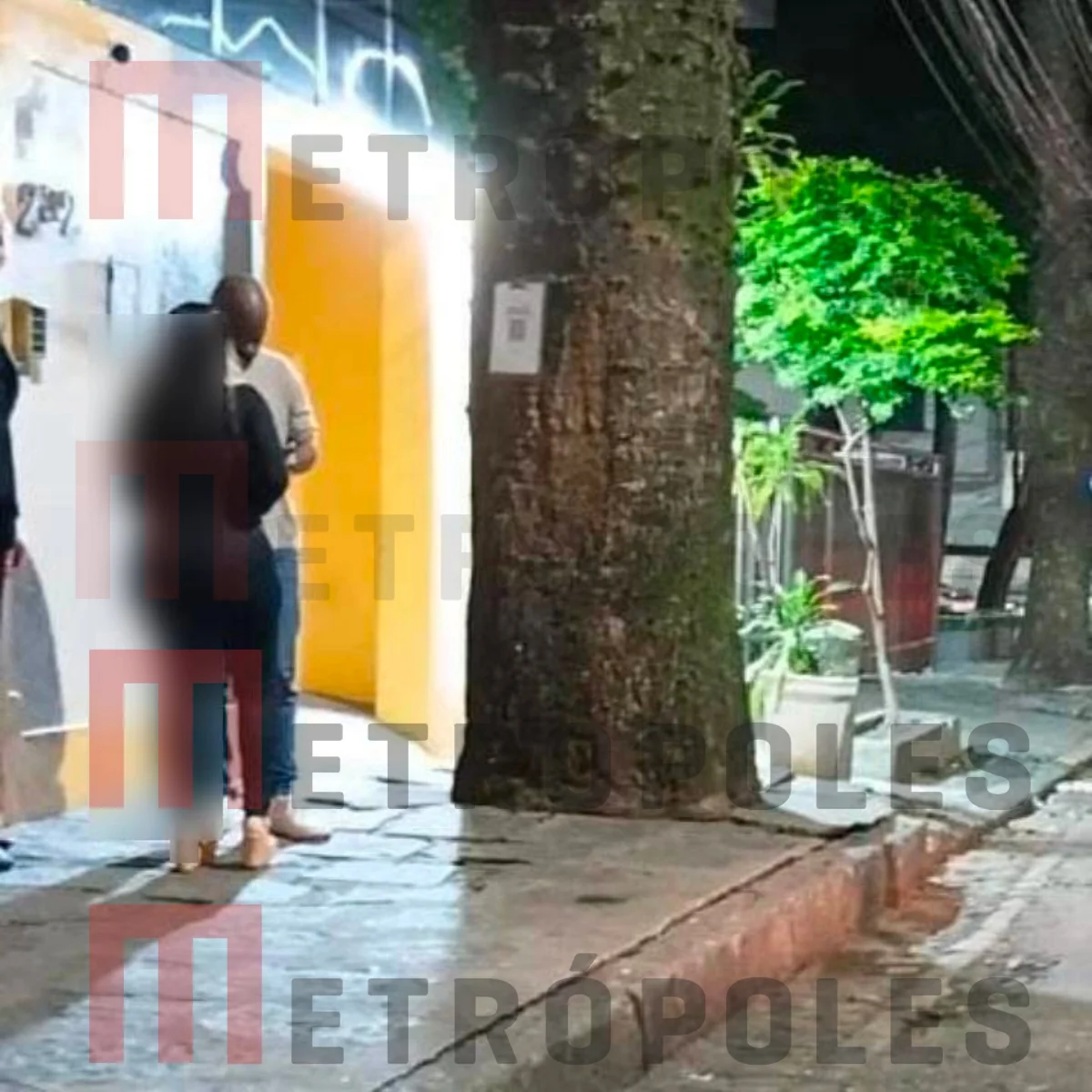 Arlindinho na porta de uma casa de swing no Rio. Arlindinho na porta de uma casa de swing no Rio.