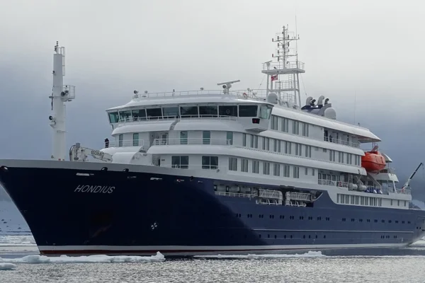 Imagem mostra o navio Hondius, Svalbard. Metrópoles