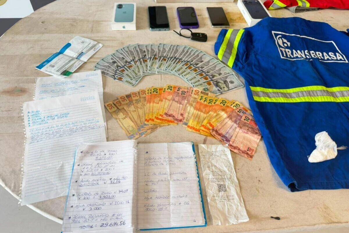 Com Portuga polícia localizou anotações, dinheiro e uniforme portuário Com Portuga polícia localizou anotações, dinheiro e uniforme portuário