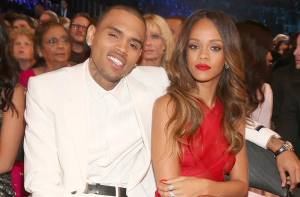 Foto colorida de Rihanna e Chris Brown juntos quando namoravam - Metrópoles