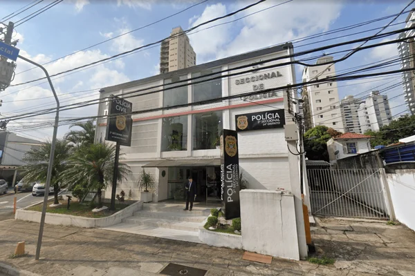Imagem colorida da fachada da delegacia onde foi registrado o caso de um homem morto durante tentativa de assalto a PMs aposentados - Metrópoles
