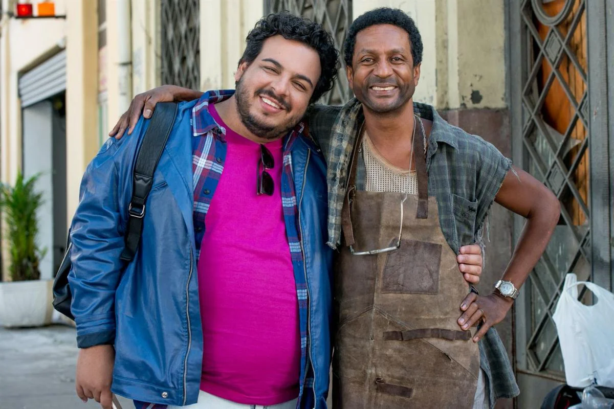 <b>Carlinhos e Carlão (Prime Video 12/11).</b> Carlão (Lobianco) trabalha em uma concessionária, acha que sabe tudo de mecânica e futebol e está sempre no bar com os amigos, em meio a conversas machistas e piadas homofóbicas. A compra de um armário, vendido por Evaristo (Luis Miranda), muda sua rotina e o transforma. A partir daí, surgem dois personagens: de dia, o machão Carlão, à noite, Carlinhos, simpático, talentoso e divertido <b>Carlinhos e Carlão (Prime Video 12/11).</b> Carlão (Lobianco) trabalha em uma concessionária, acha que sabe tudo de mecânica e futebol e está sempre no bar com os amigos, em meio a conversas machistas e piadas homofóbicas. A compra de um armário, vendido por Evaristo (Luis Miranda), muda sua rotina e o transforma. A partir daí, surgem dois personagens: de dia, o machão Carlão, à noite, Carlinhos, simpático, talentoso e divertido