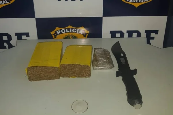 Passageiros denunciam e jovem é apreendido com maconha em ônibus