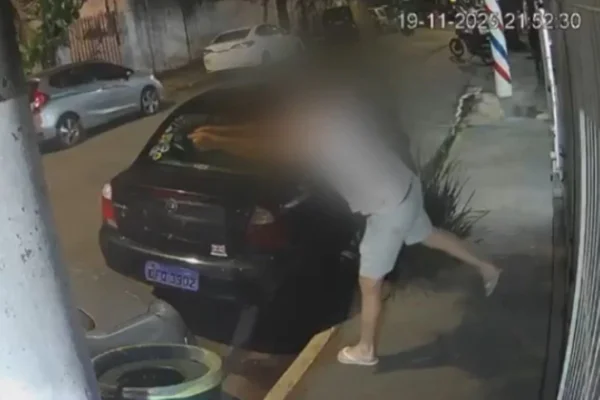 Imagem colorida de homem apontando arma para frente. Metrópoles