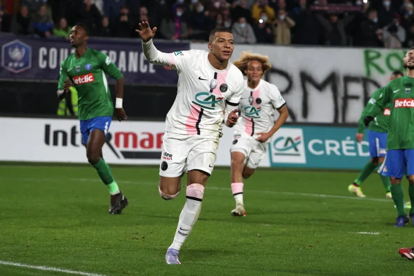 Após erros de Neymar e Messi, Mbappé quer cobrar os pênaltis do PSG