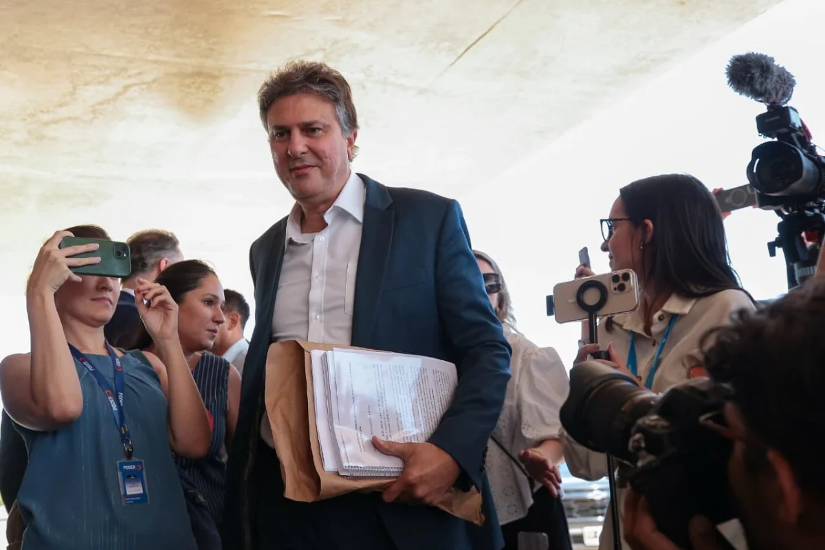 O senador Camilo Santana, o ministro-chefe da secretaria-Geral da Presidência Guilherme Boulos e o presidente do PT Edinho Silva, formaliza a autorização de quebra de sigilo de Lula no TSE.
O senador Camilo Santana, o ministro-chefe da secretaria-Geral da Presidência Guilherme Boulos e o presidente do PT Edinho Silva, formaliza a autorização de quebra de sigilo de Lula no TSE.