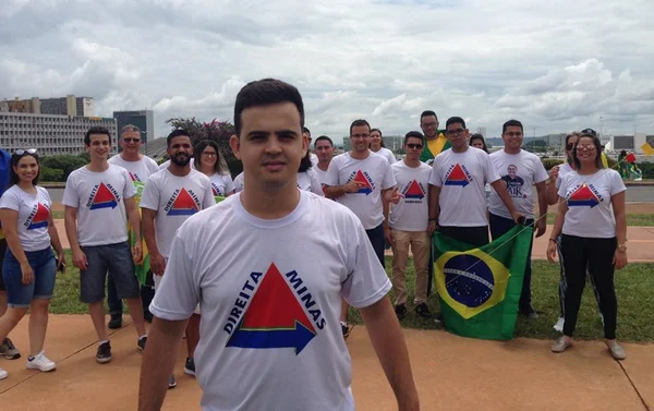 Apoiadores de Bolsonaro marcham na Esplanada: “O capitão chegou”