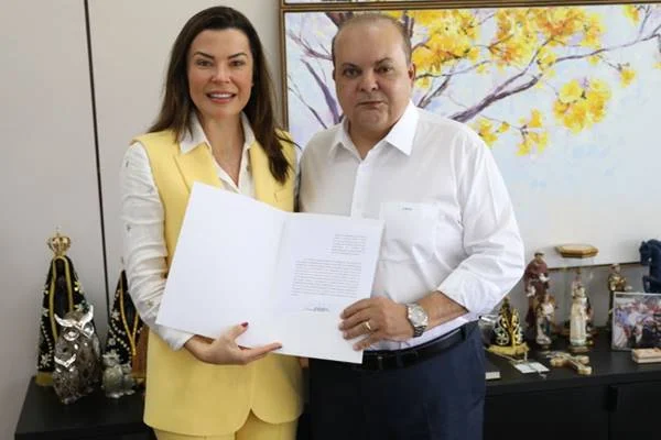 Marcela Passamani (esquerda) toma posse como secretária de Justiça e Cidadania do DF e reasume pasta. Ao lado dela e segurando o ato de posse, o governador Ibaneis Rocha - Metrópoles