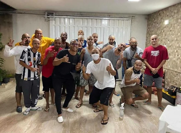 Amigos raspam cabeça em apoio a jovem com câncer
