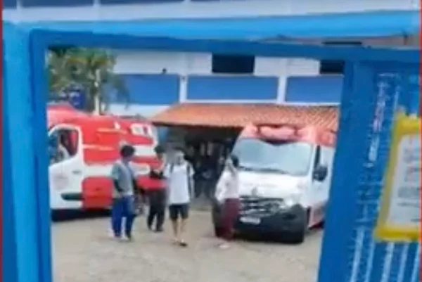Ambulância e alunos são vistos na escola após jovem invadir e atirar contra alunos - Metrópoles