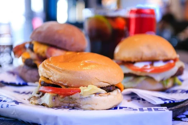 Sheik Burguer faz promoção de ano novo com smash por R$ 10