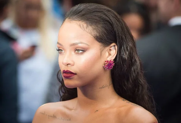 Fashionista e empreendedora: relembre a trajetória de Rihanna na moda