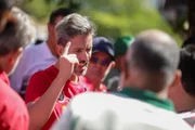 Leandro Grassa faz campanha em assembleia dos rodoviários no Conic, mas vai embora antes da reunião do sindicato.
