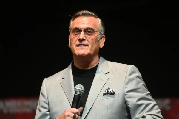 Imagem colorida do ator Bruce Campbell usando óculos em evento - Metrópoles