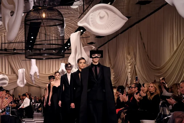 Os destaques do desfile e do baile de máscaras surrealista da Dior