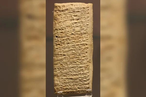 Imagem colorida de tábua de argila usada para a primeira reclamação de cliente da história - Metrópoles